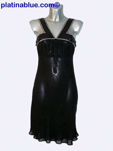 Quelle fekete fodros ruha fotója
