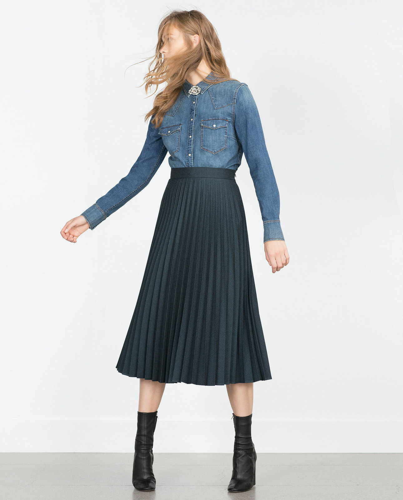Zara divatos női kék farmer ing fotója