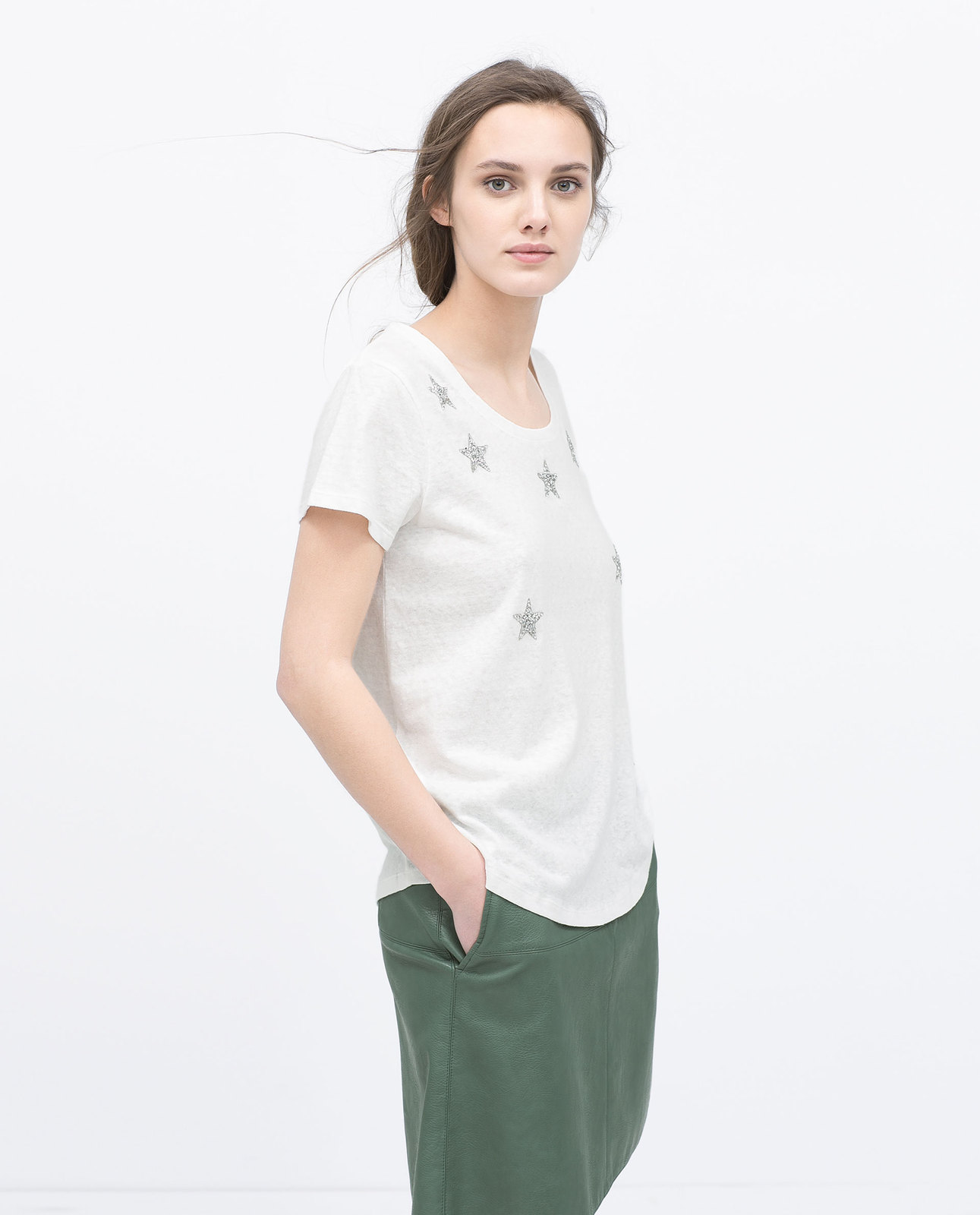 Zara csillagos fehér T-shirt fotója