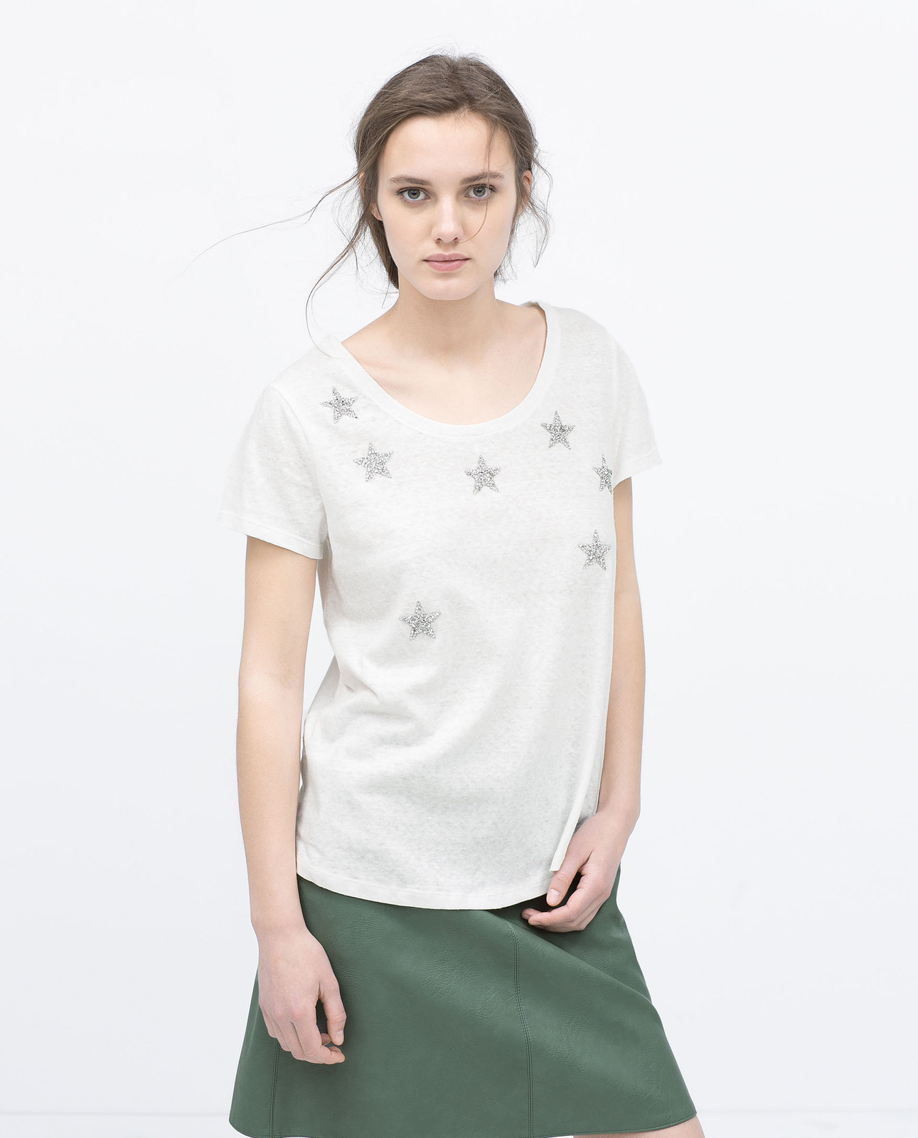 Zara csillagos fehér T-shirt 2015 fotója
