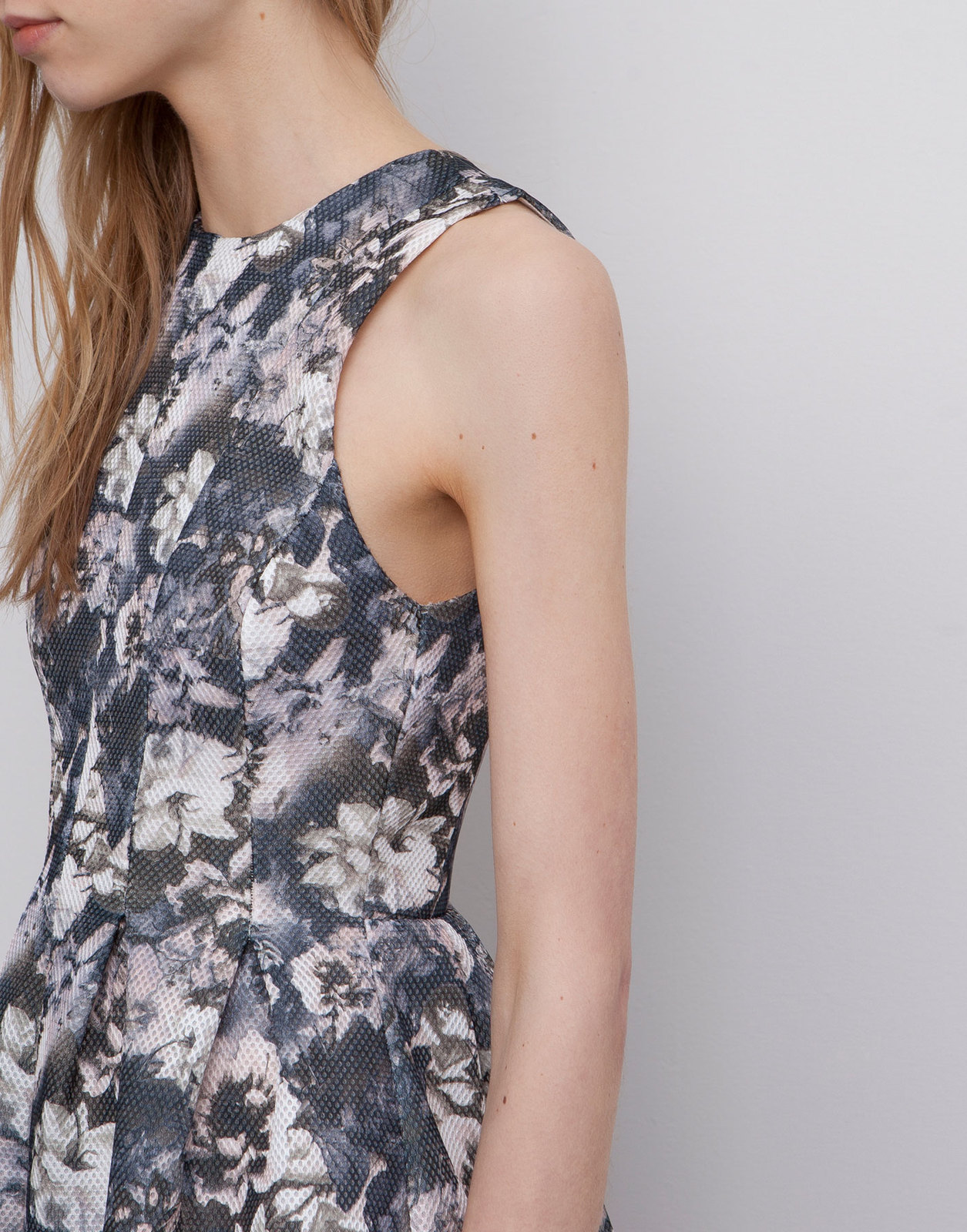 Pull and Bear ujjatlan szürke tónusú virágmintás ruha 2015 fotója