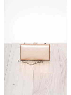 Púder rózsaszínű alkalmi szintetikus bőr táska hosszú, lánc jellegű akasztóval és csatokkal van ellátva << lejárt 131346