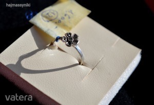 Virágfejes (antik?) női ezüst gyűrű 17 mm belső átmérővel, 1,4 g, 900Ag, kis kvarcokka << lejárt 4629997 54 fotója