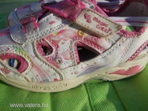 26-os méretben,lánynak való,lyukacsos kivitelű,márka védett:Bobbi Shoes Magic Critti s << lejárt 546502 99 fotója